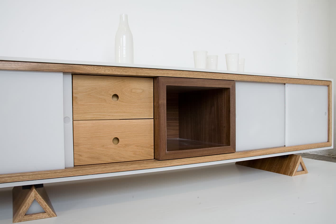 Meuble en bois clair avec tiroirs — décoration minimaliste