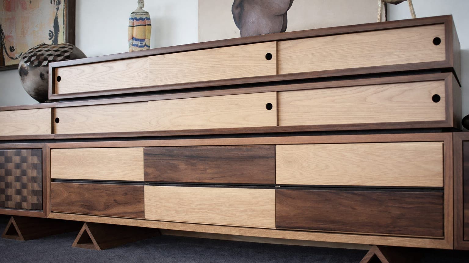 Meuble en bois avec plusieurs tiroirs et compartiments