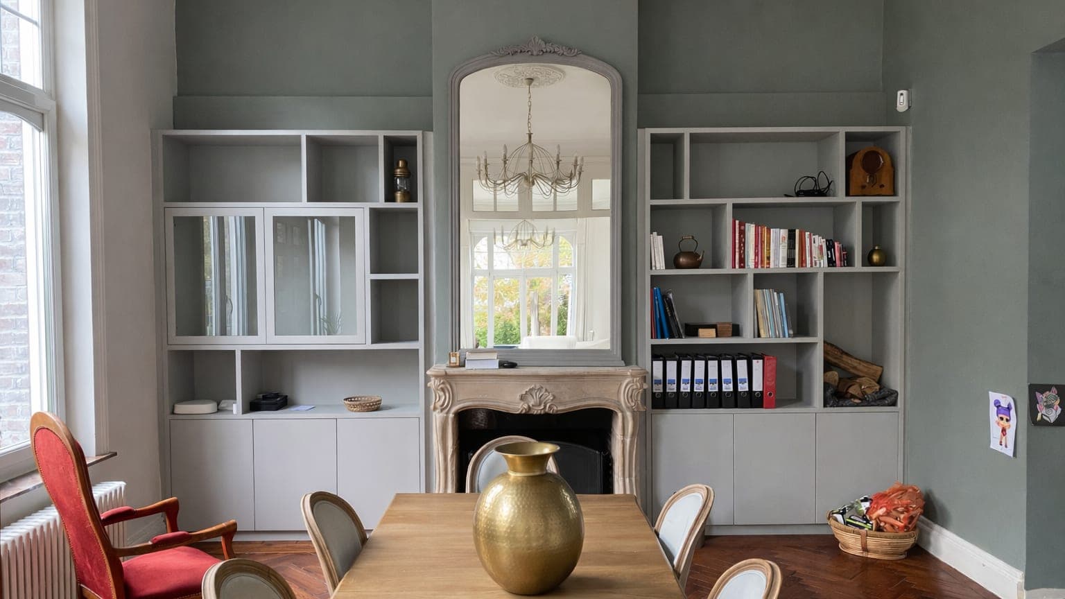 Salle à manger avec table en bois et bibliothèque intégrée