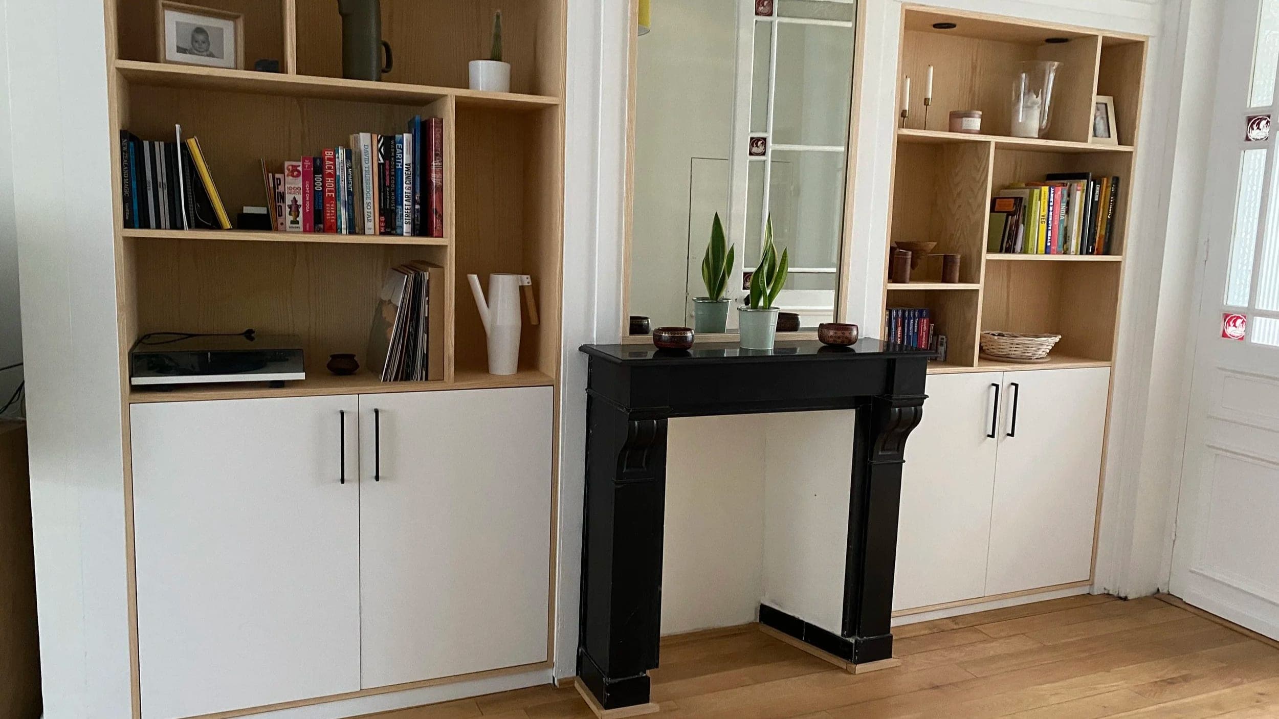 Étagères en bois avec livres et objets décoratifs