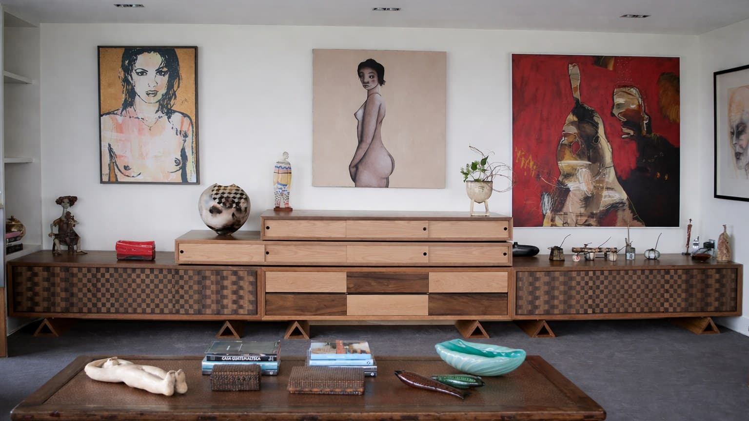 Intérieur avec meuble en bois et œuvres d'art modernes — mobilier sur mesure