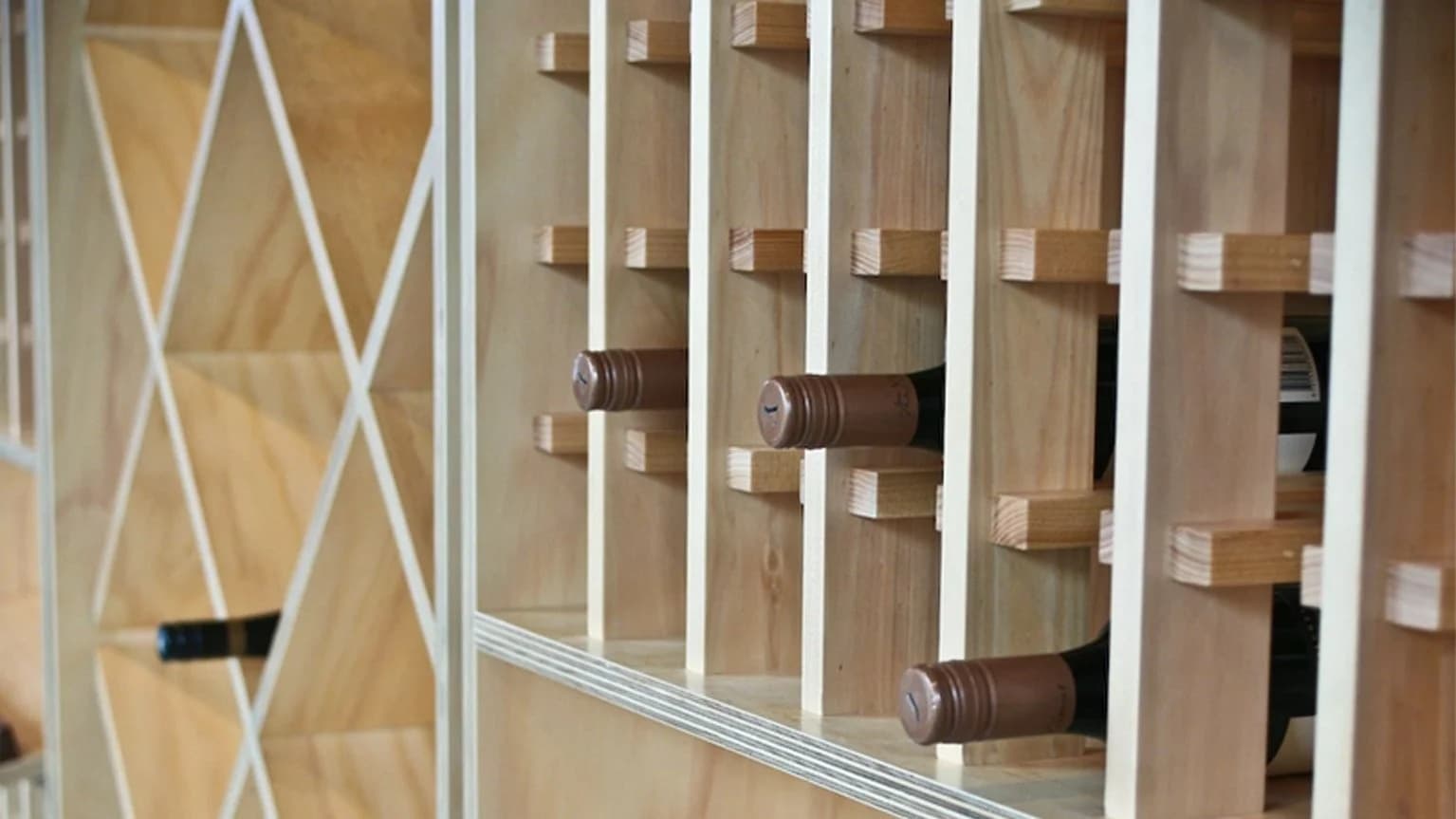 Casier à vin en bois avec bouteilles de vin stockées horizontalement
