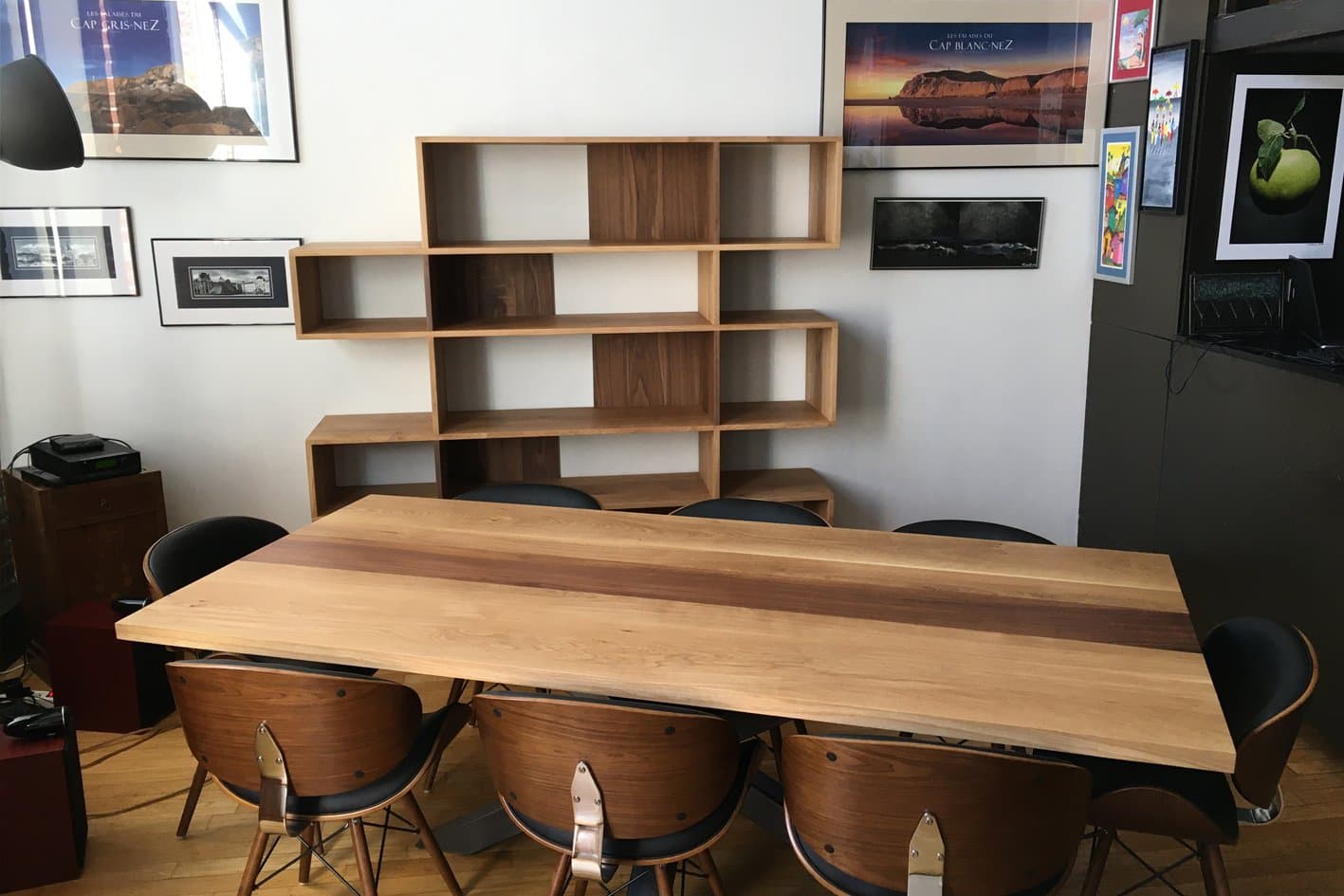 Table de Repas et Armoire en Chêne Massif et Noyer — photo 2