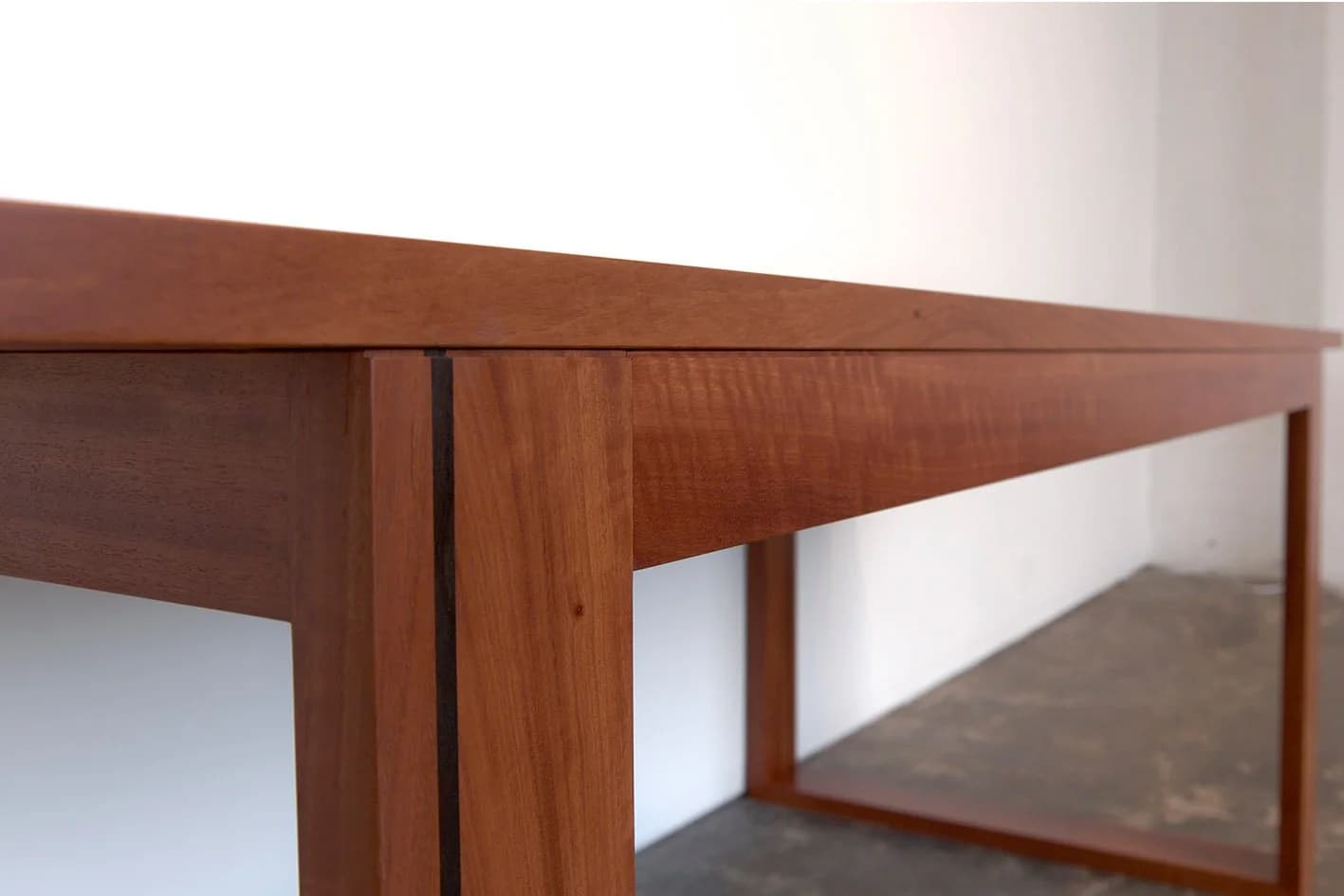 Table à Manger en Bois Massif Gomme Rouge — photo 1