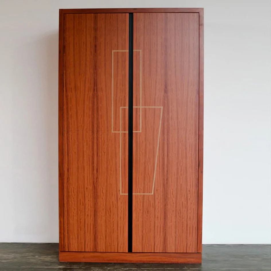Armoire fabriquee en bois de gommier rouge — photo 1