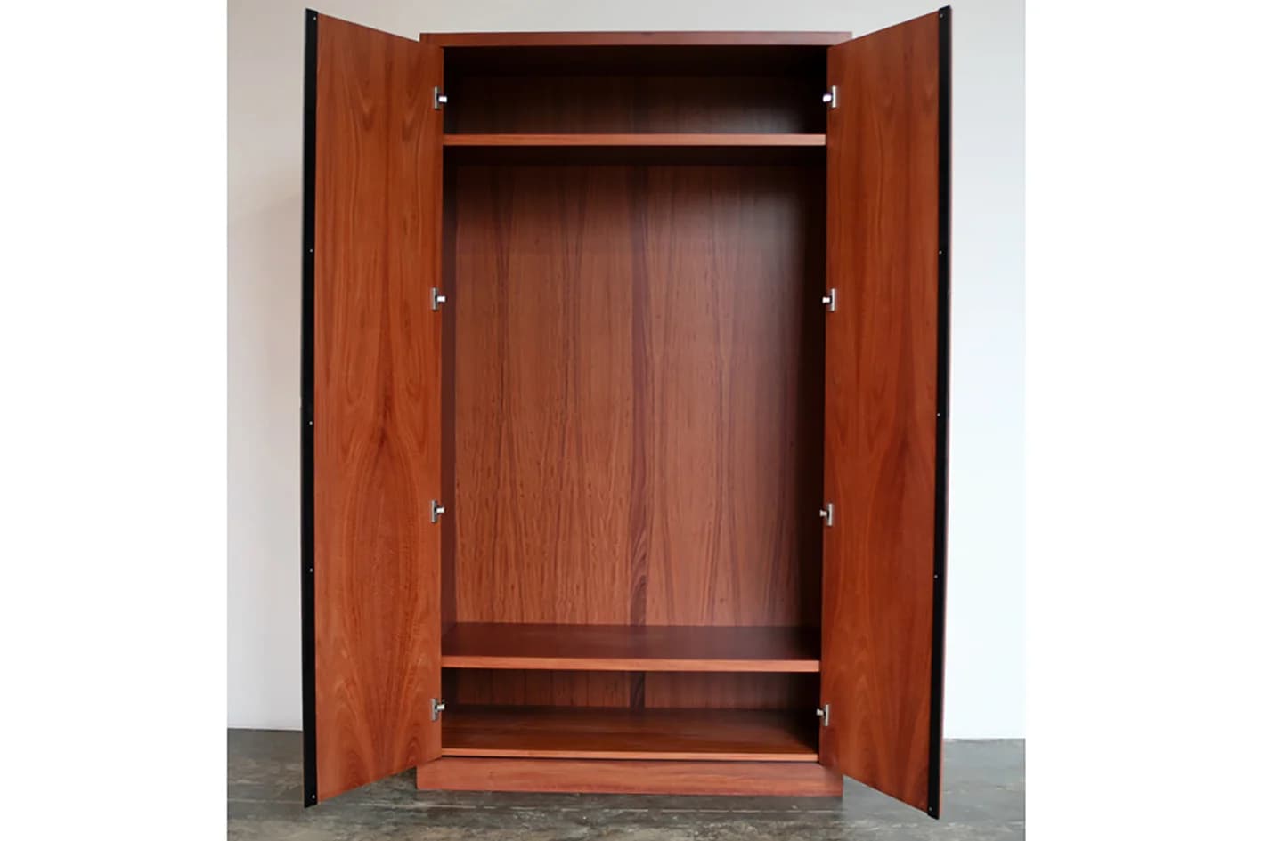 Armoire fabriquee en bois de gommier rouge — photo 5