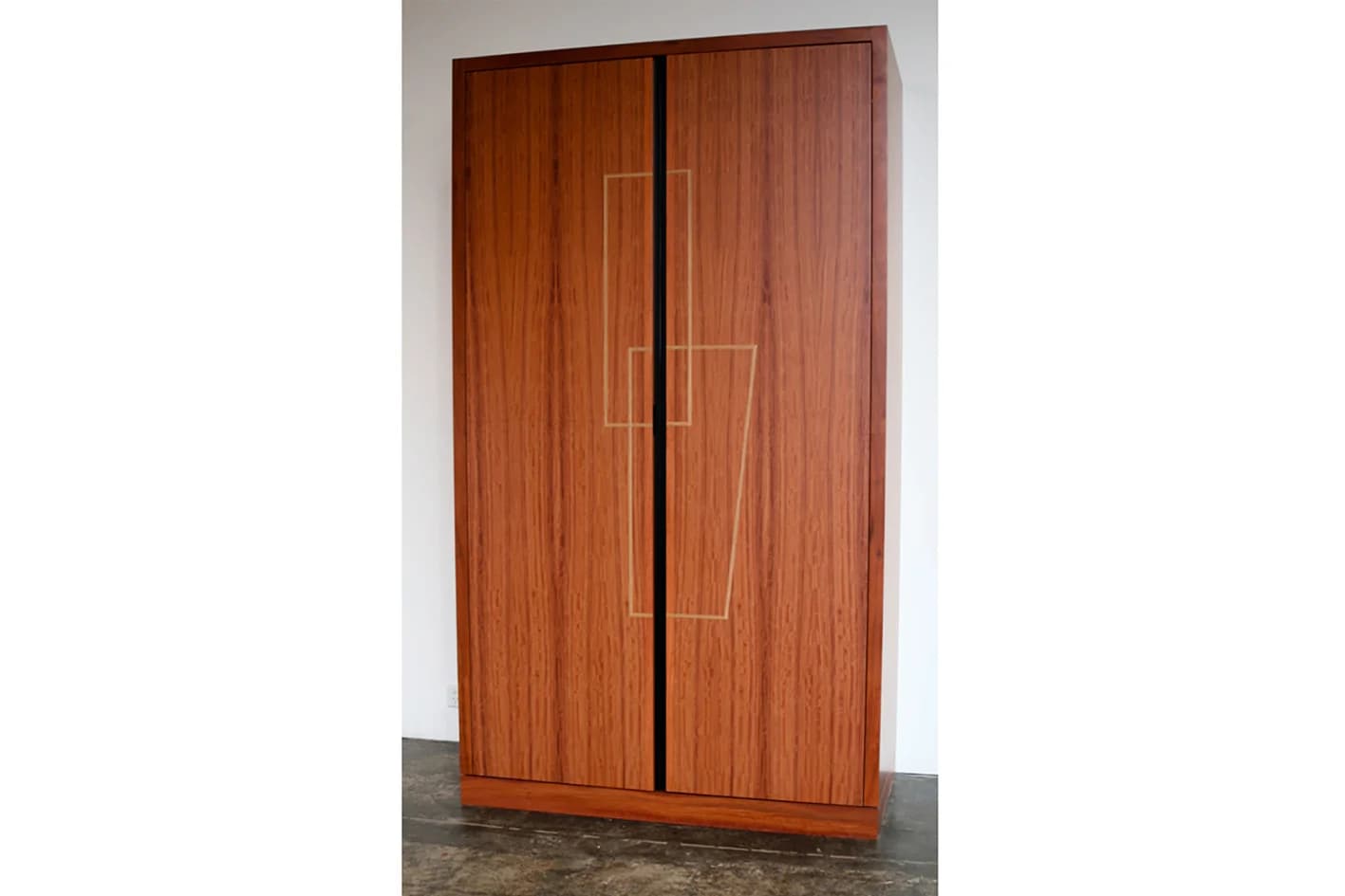 Armoire fabriquee en bois de gommier rouge — photo 2