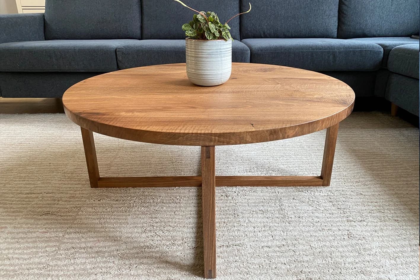 Table basse sur mesure en noyer européen massif — photo 2