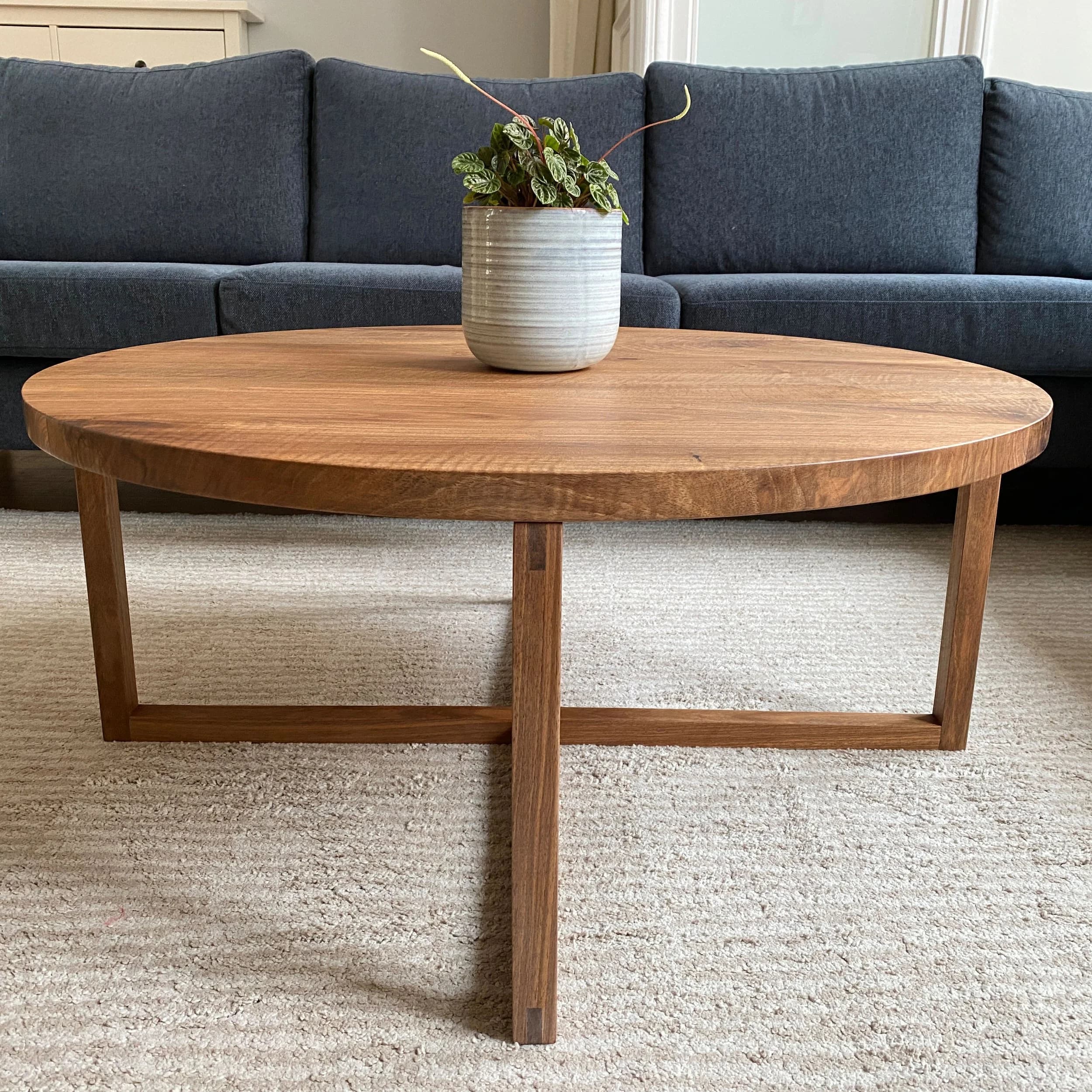 Table basse sur mesure en noyer européen massif