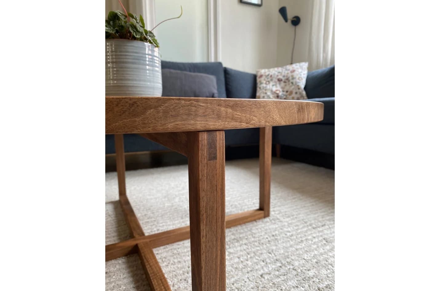 Table basse sur mesure en noyer européen massif — photo 6