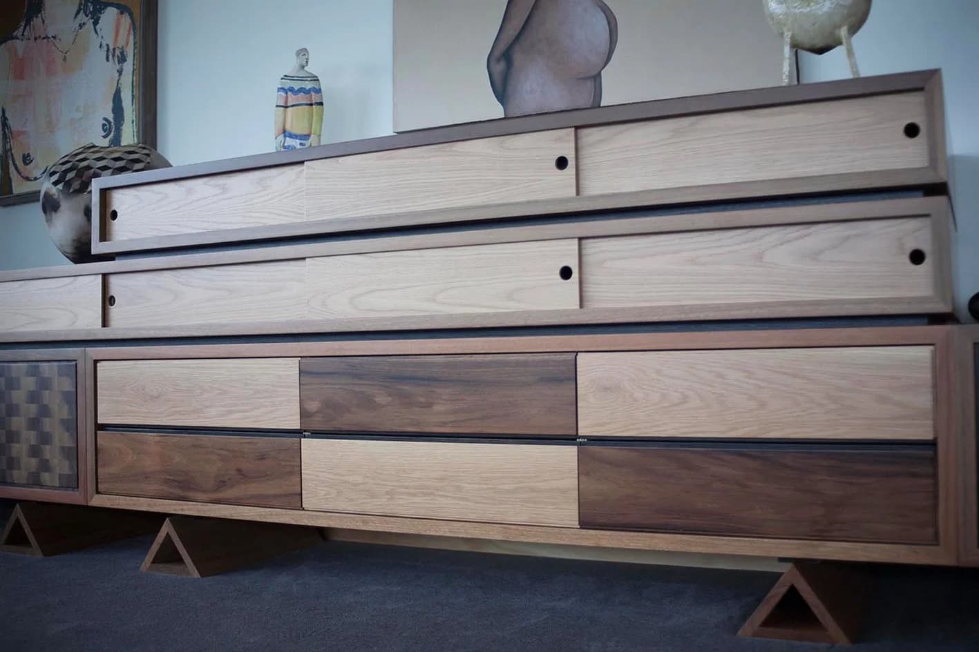 Dekhuna TV Cabinet - Meuble TV sur mesure en bois massif avec système motorisé — photo 1