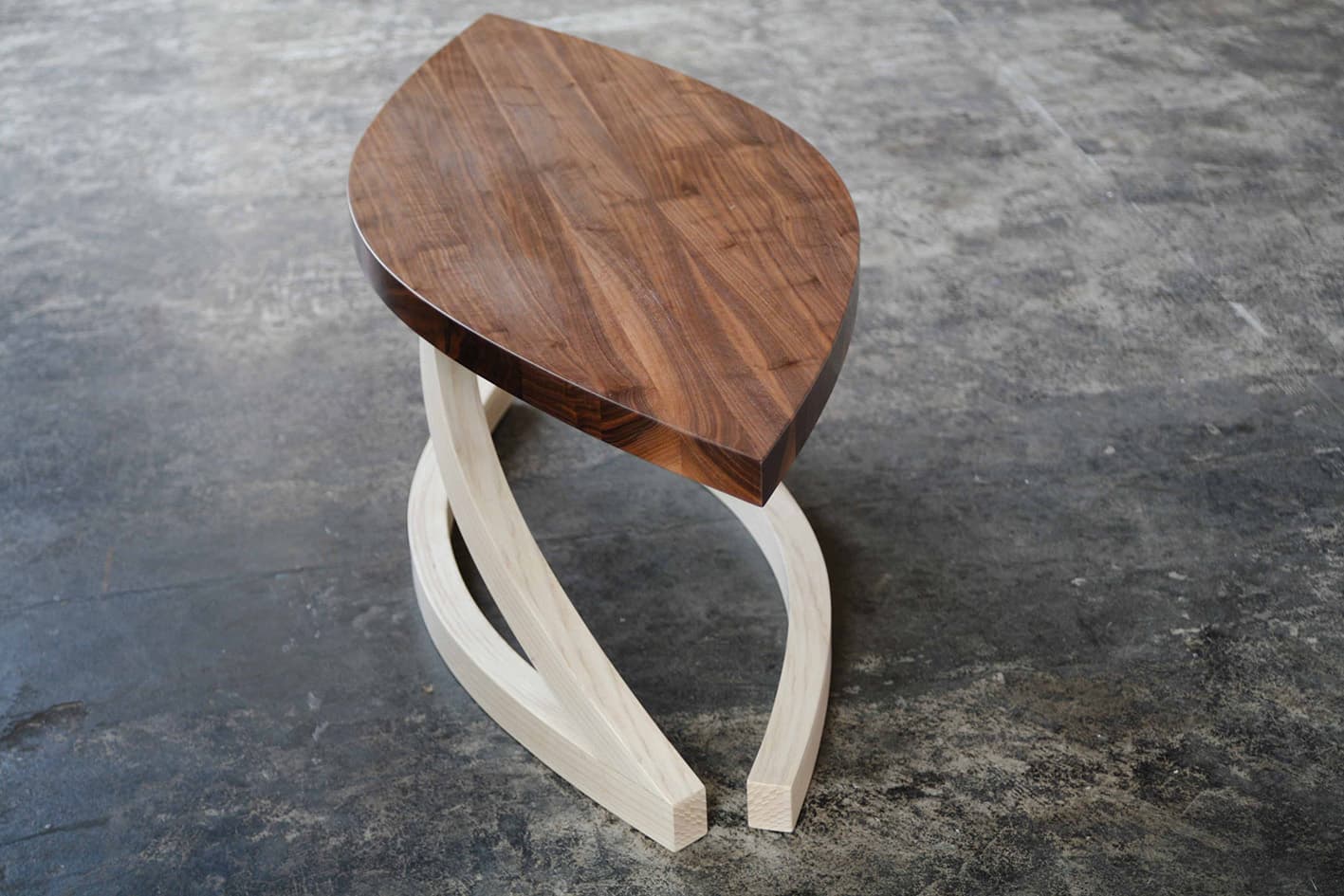 Table basse en frêne massif et noyer — photo 2