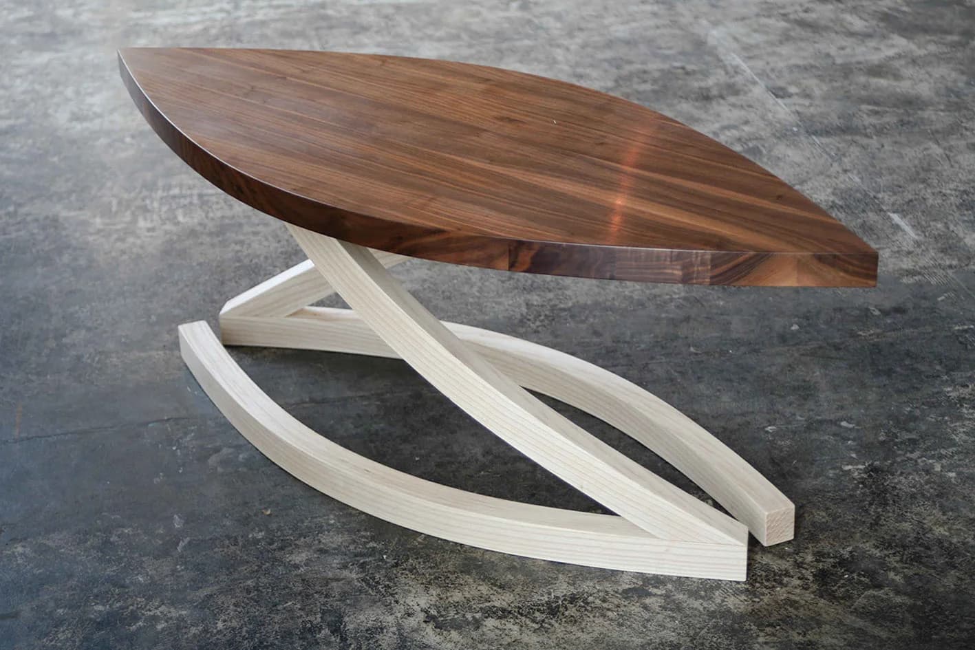 Table basse en frêne massif et noyer — photo 1