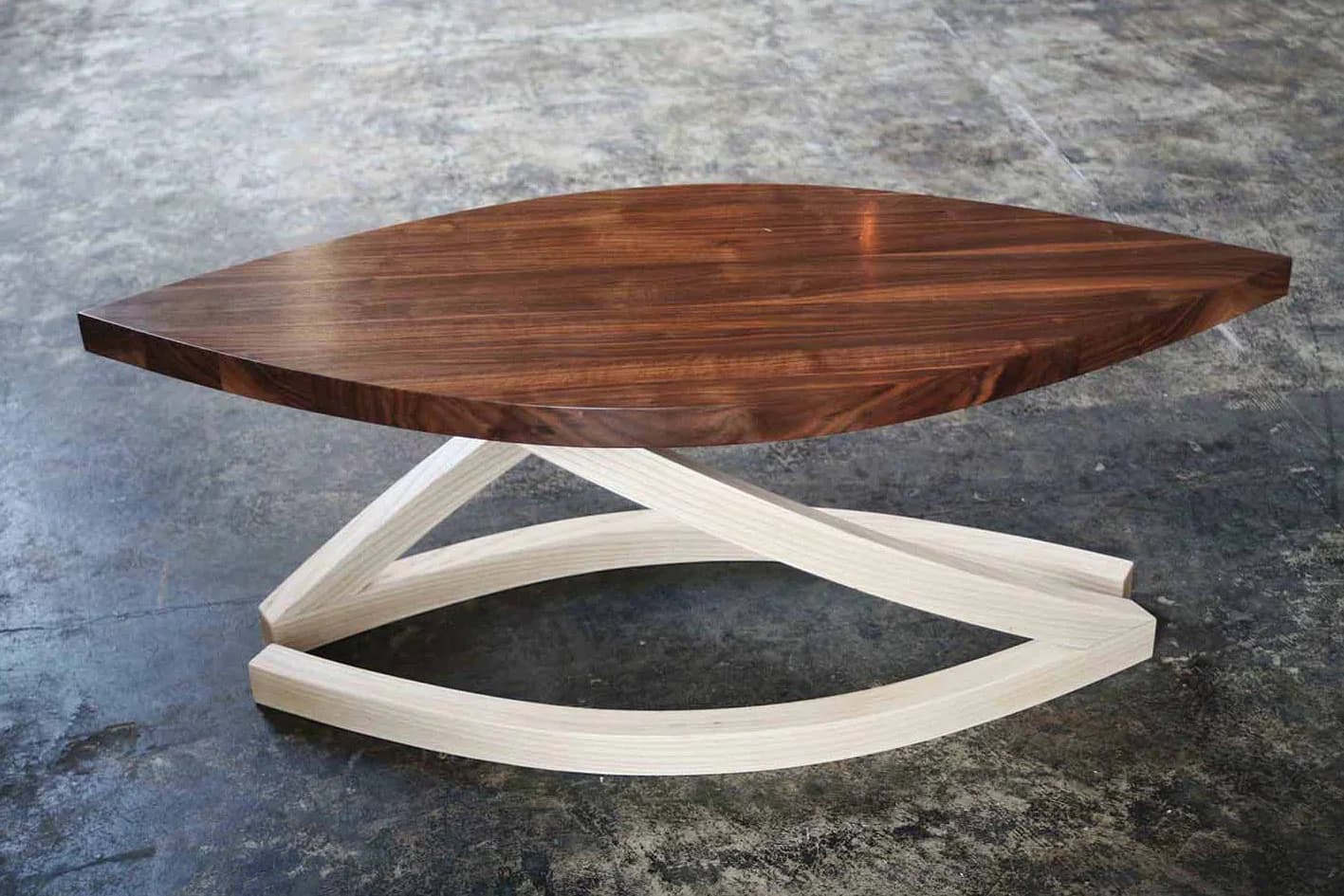 Table basse en frêne massif et noyer — photo 3