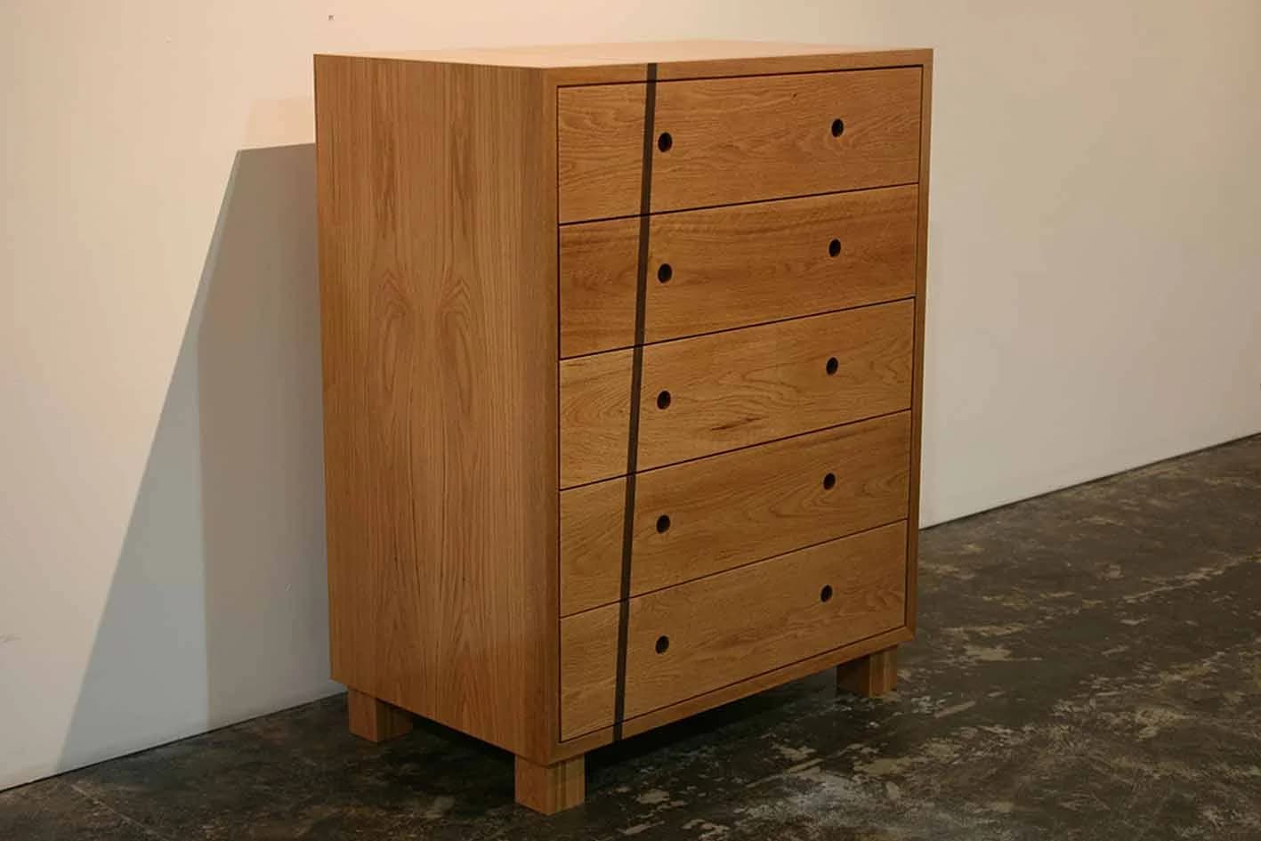 Commode à tiroirs en placage chêne avec incrustations en noyer massif. — photo 1