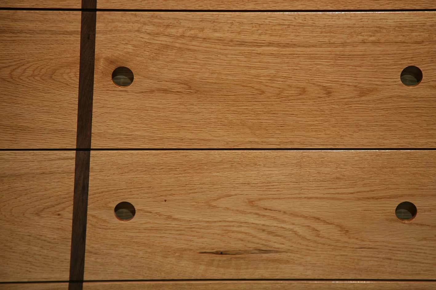 Commode à tiroirs en placage chêne avec incrustations en noyer massif. — photo 6