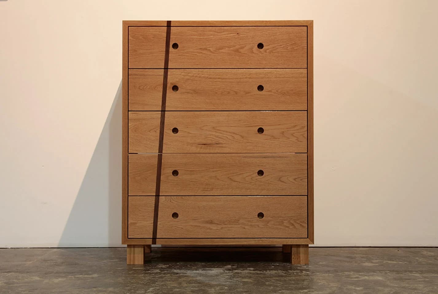 Commode à tiroirs en placage chêne avec incrustations en noyer massif. — photo 2