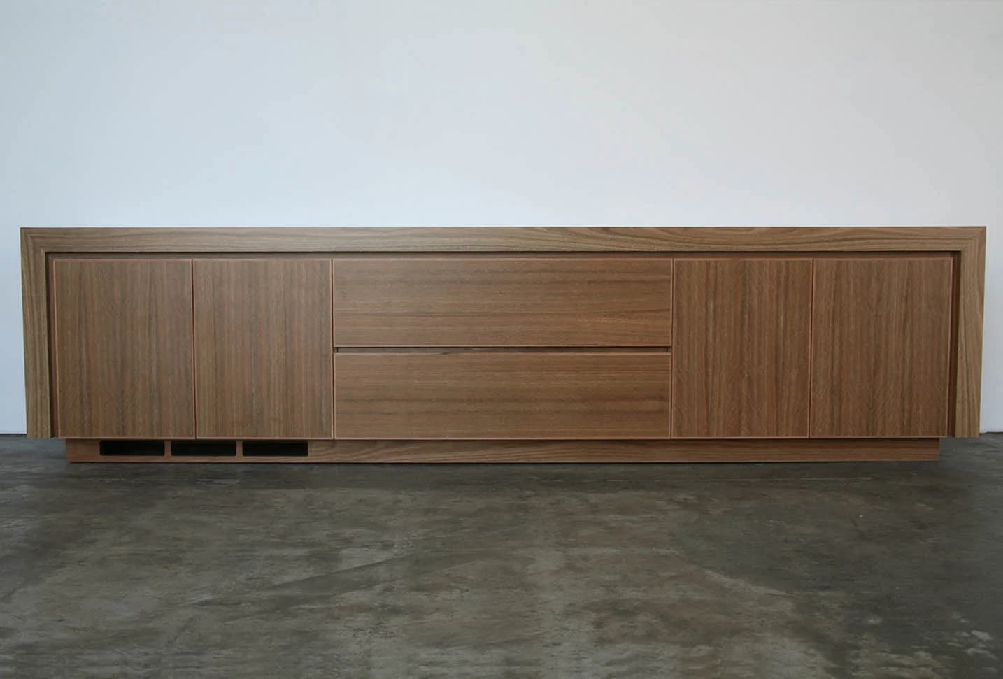 Meuble tv en placage d'eucalyptus mouchete et en bois massif — photo 2