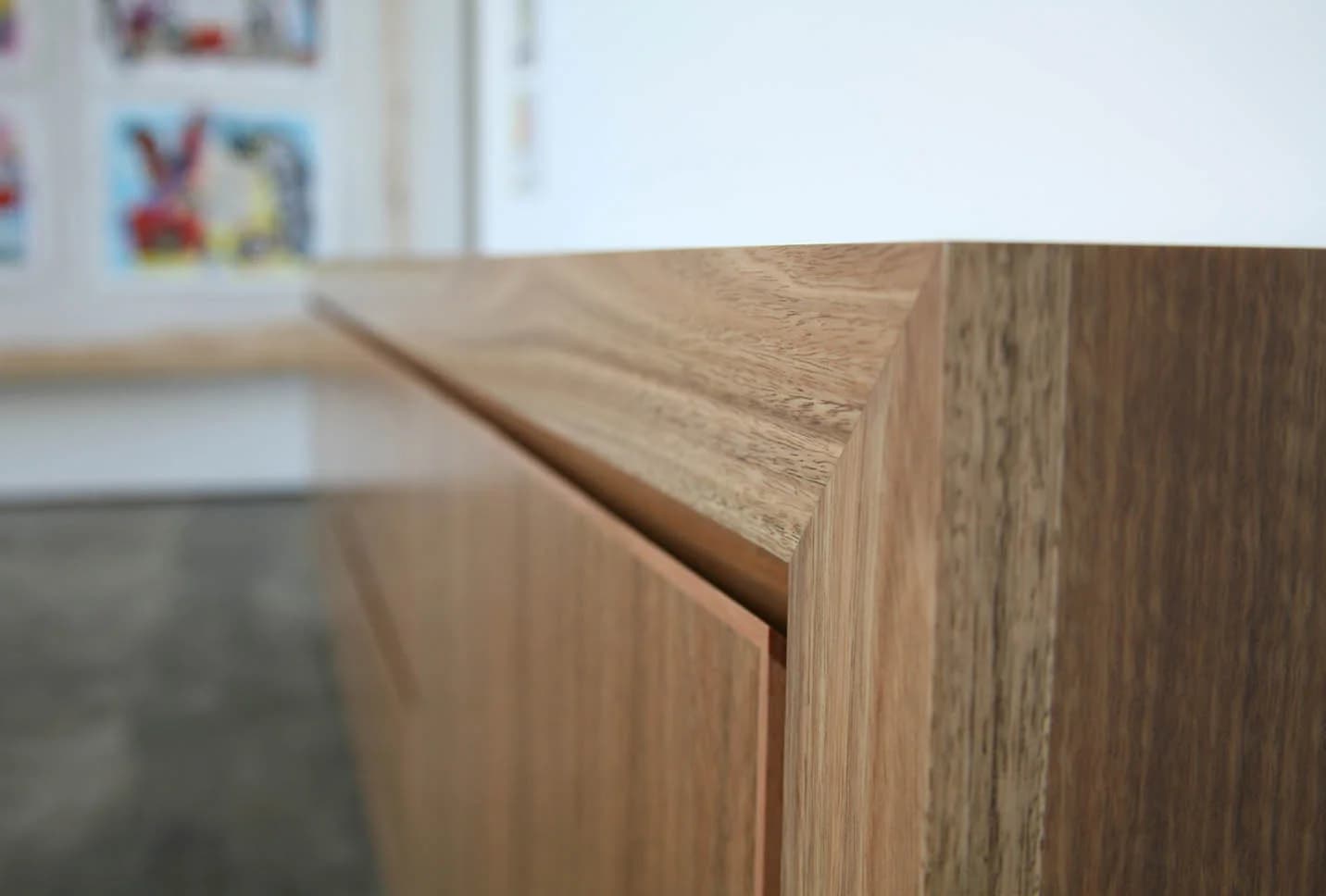 Meuble tv en placage d'eucalyptus mouchete et en bois massif — photo 4
