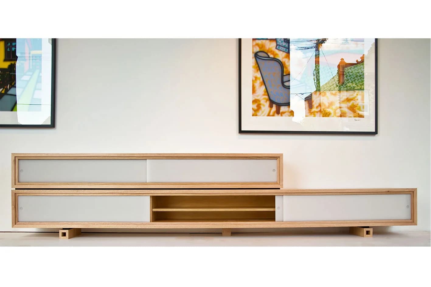 Meuble TV en bois massif, placage et résine blanche. — photo 4