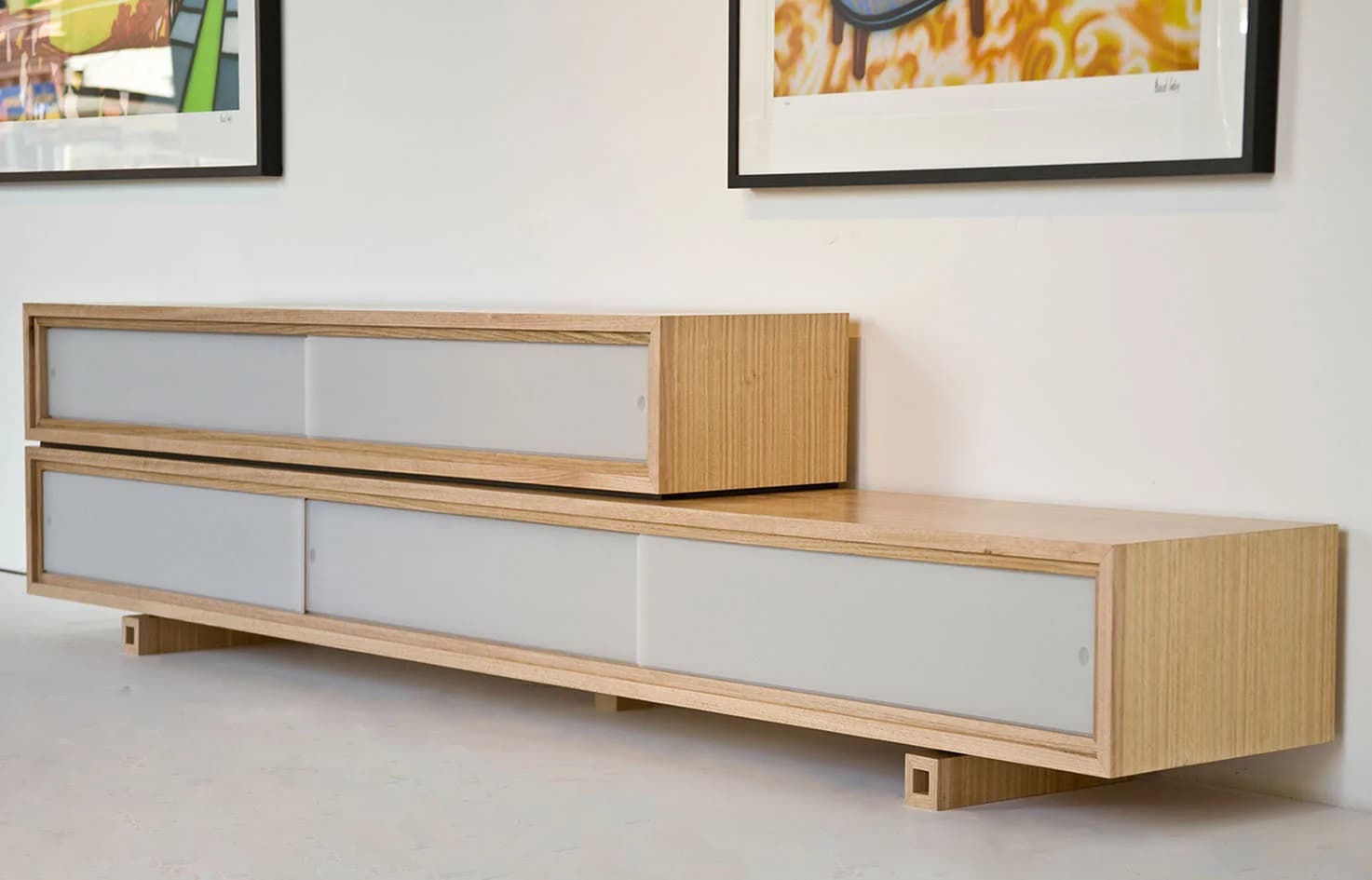 Meuble TV en bois massif, placage et résine blanche. — photo 2