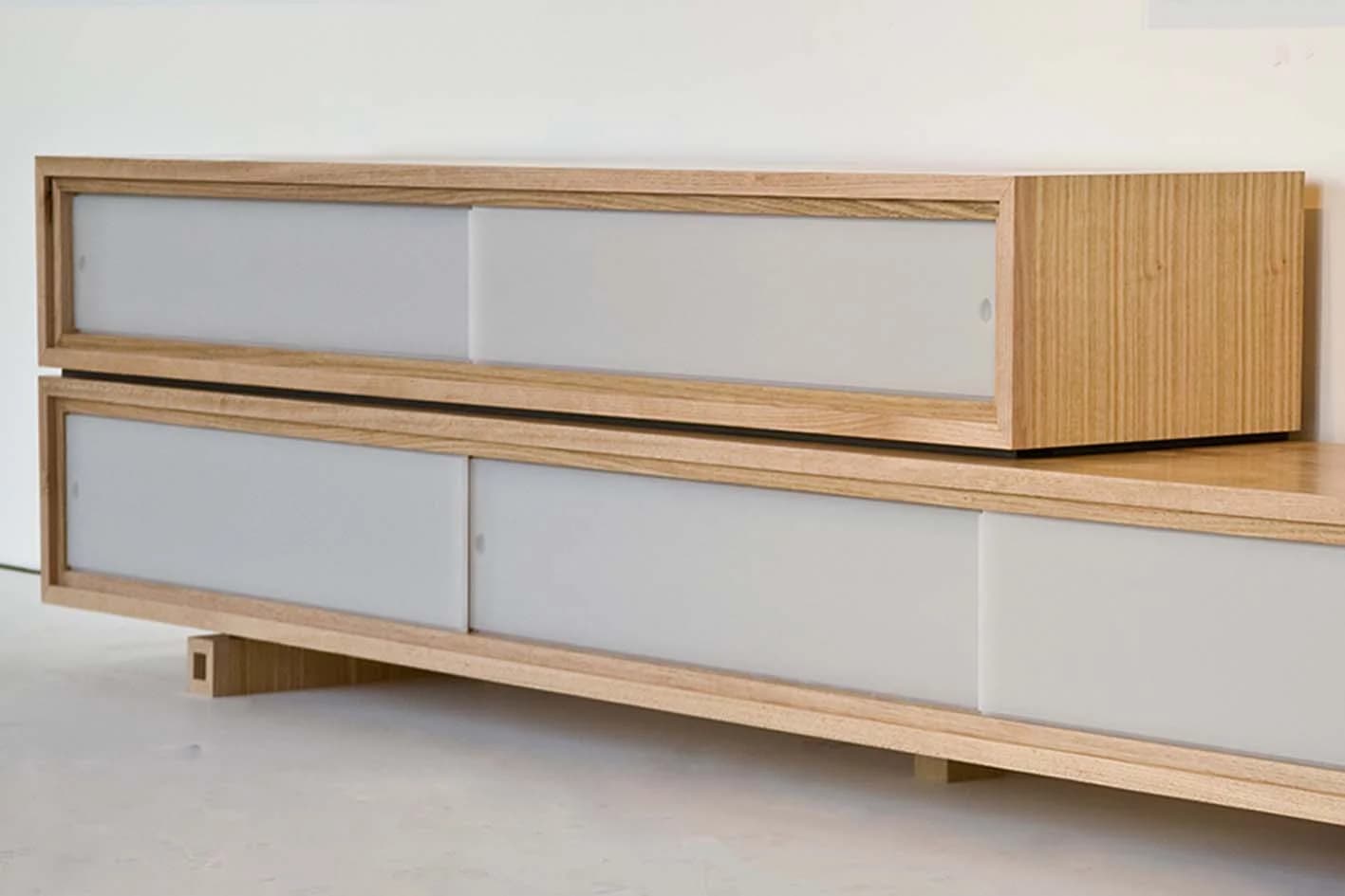 Meuble TV en bois massif, placage et résine blanche. — photo 1
