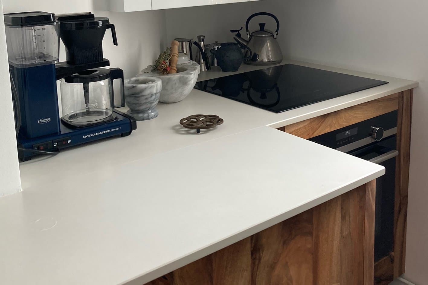 Cuisine réalisée sur mesure, en noyer massif européen et mélaminé blanc. — photo 6