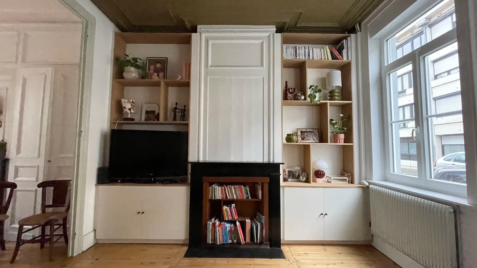 Bibliothèque en placage chêne et MDF laqué blanc — photo 2