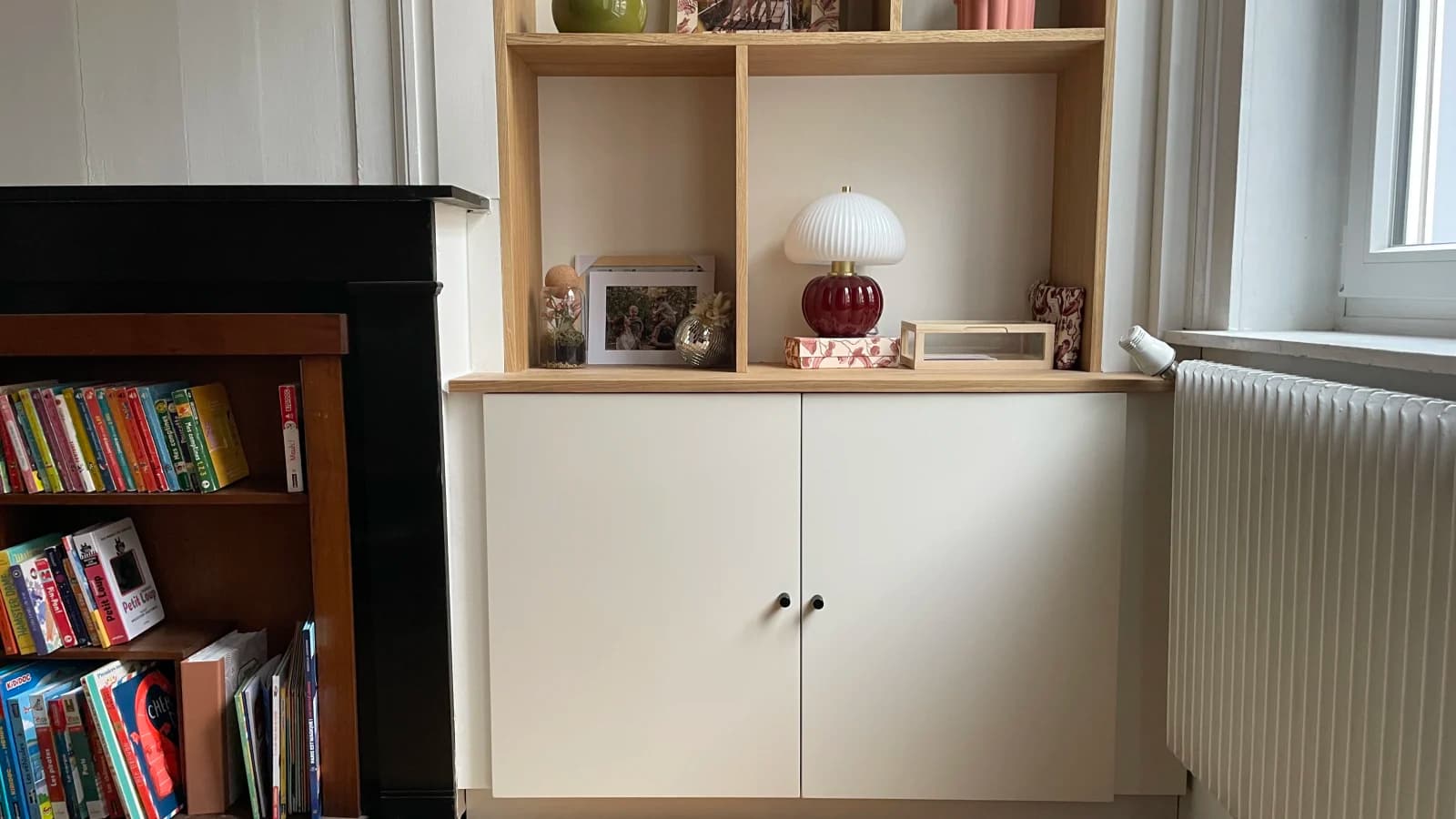 Bibliothèque en placage chêne et MDF laqué blanc — photo 3