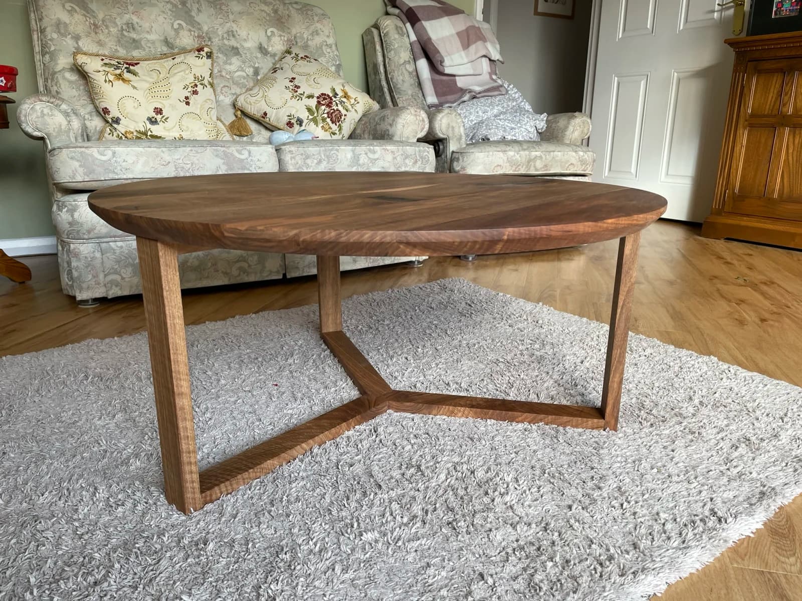 Table basse en noyer massif européen. — photo 1