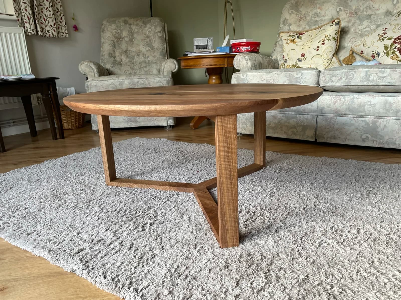 Table basse en noyer massif européen. — photo 2