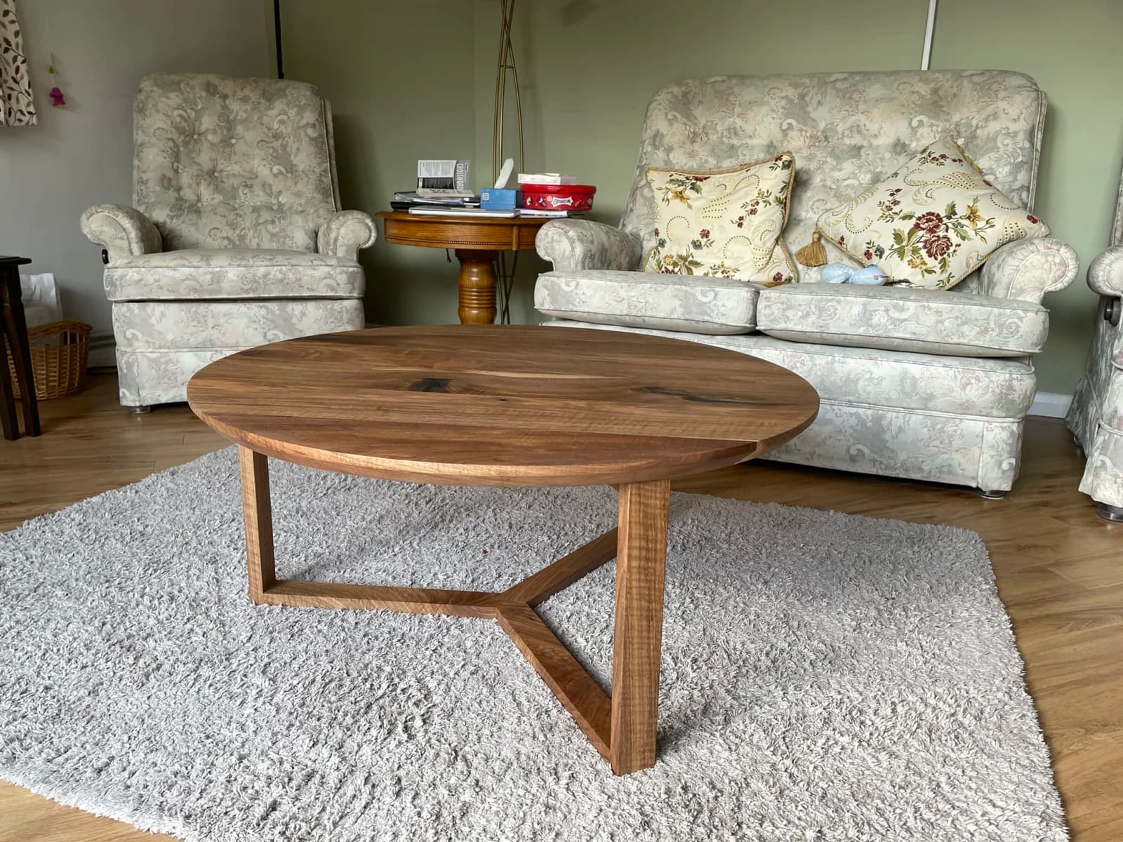 Table basse en noyer massif européen. — photo 3
