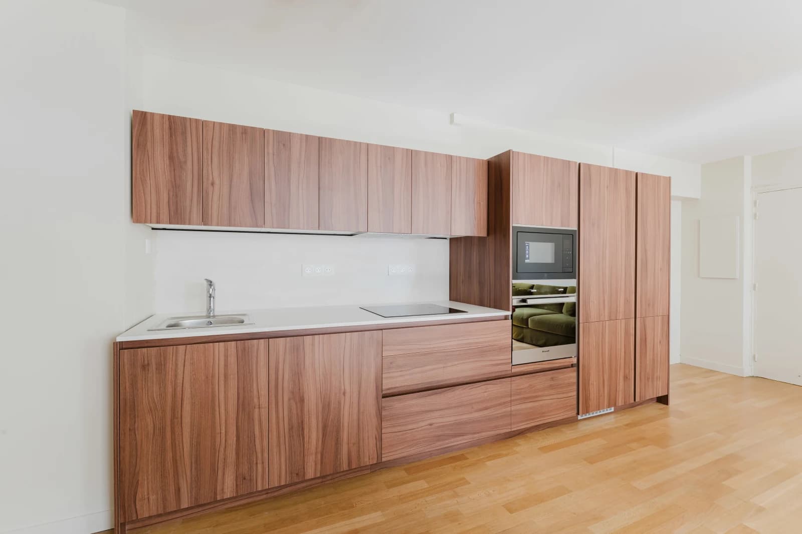 Cuisine sur mesure en noyer avec plan de travail en quartz à Lille. — photo 1
