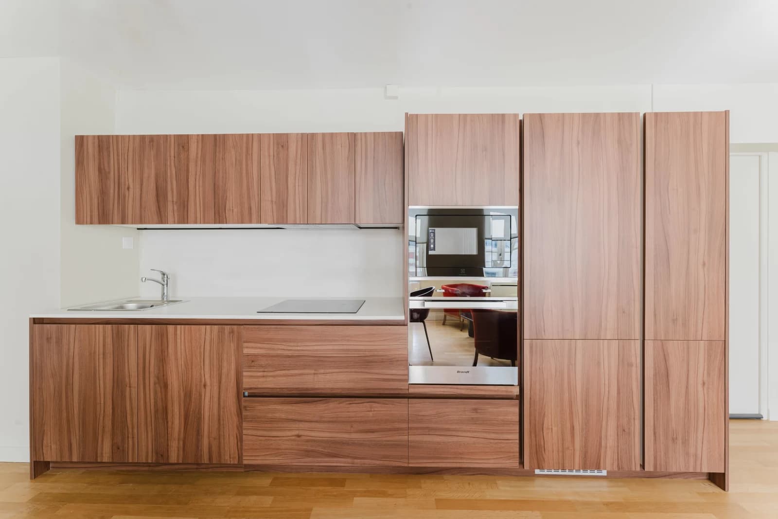 Cuisine sur mesure en noyer avec plan de travail en quartz à Lille. — photo 2
