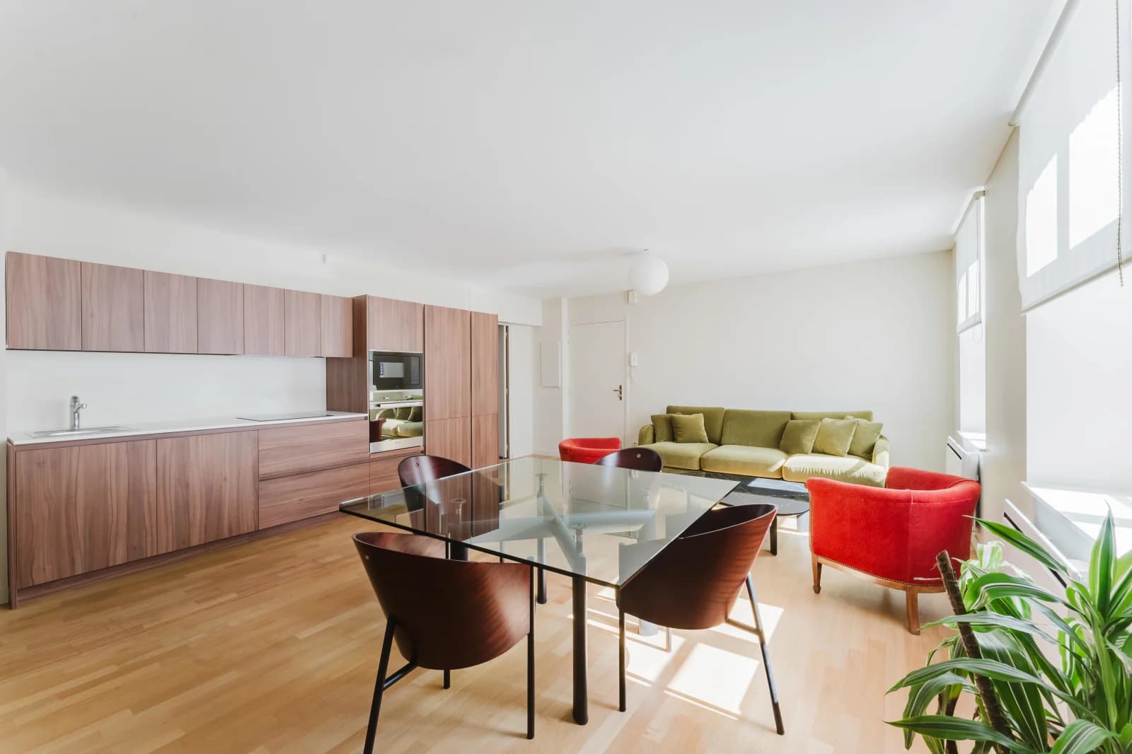 Cuisine sur mesure en noyer avec plan de travail en quartz à Lille. — photo 4