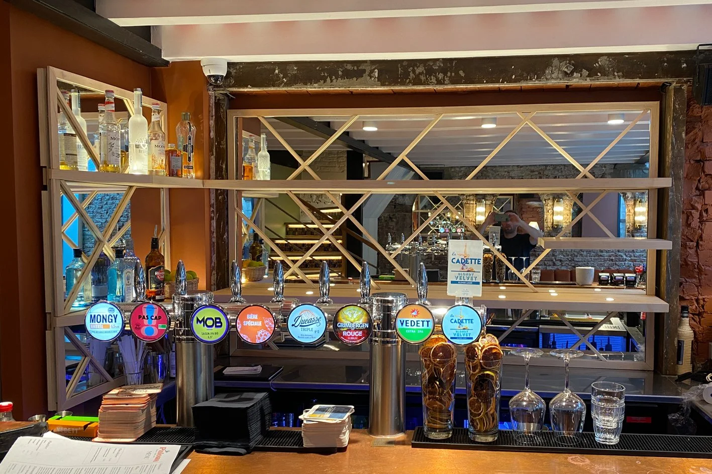 Bar avec étagères de bouteilles, robinets de bière