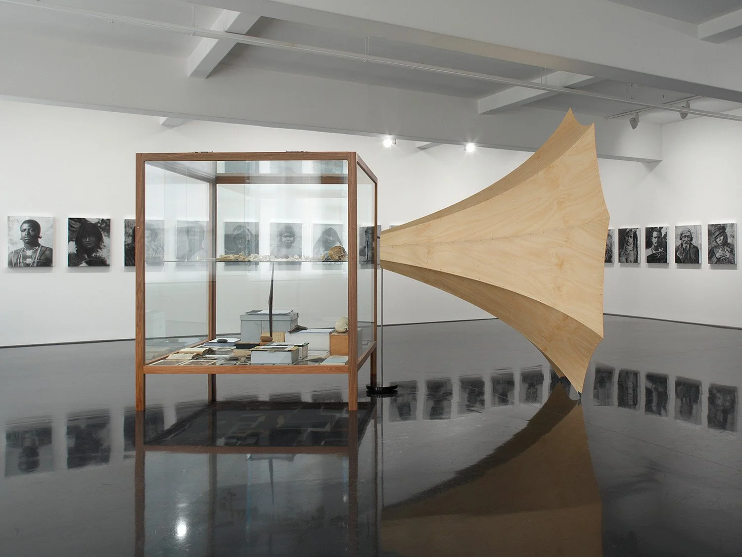 Exposition d'art contemporain, installation en bois, vitrine en verre